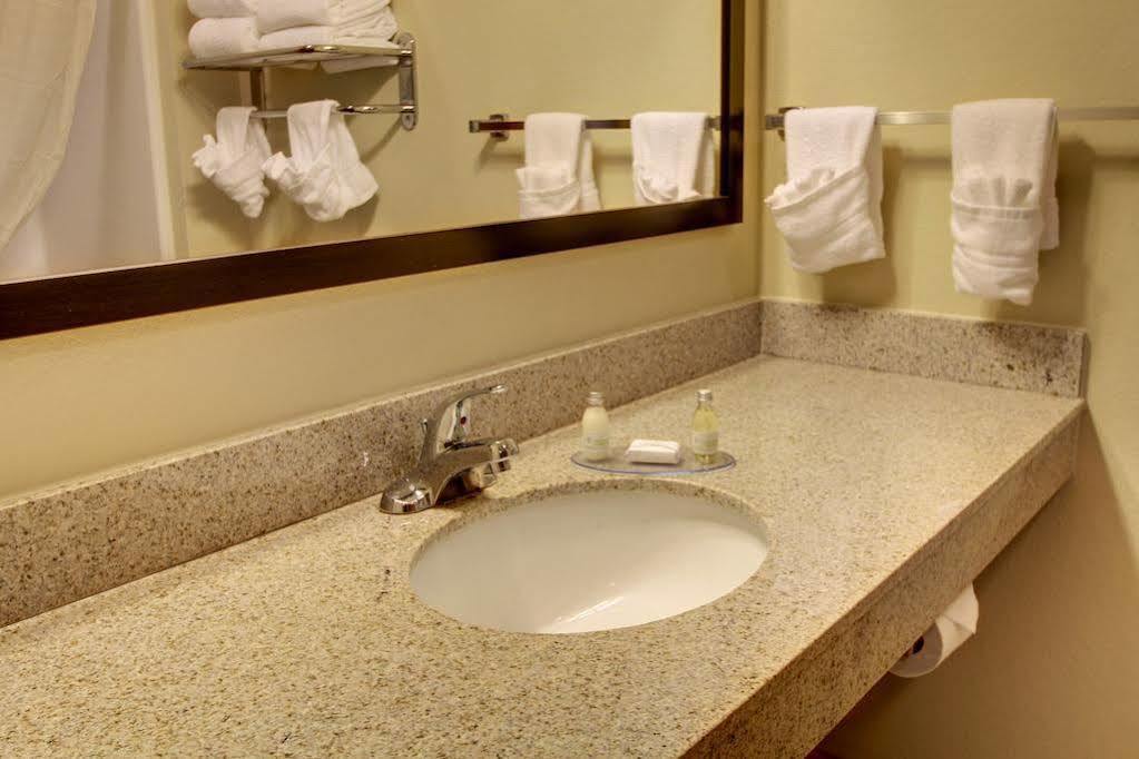 Cobblestone Inn & Suites - Big Lake エクステリア 写真